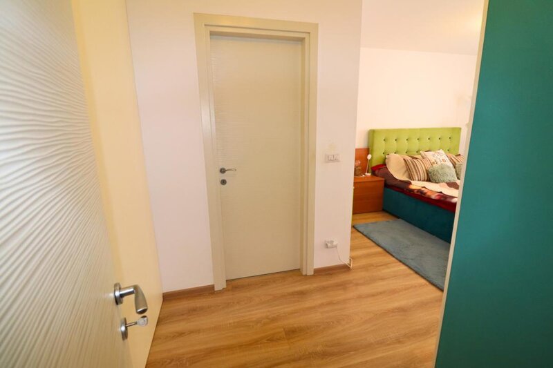 Metrou Nicolae Teclu la 8 minute, bloc 2016, etaj intermediar.